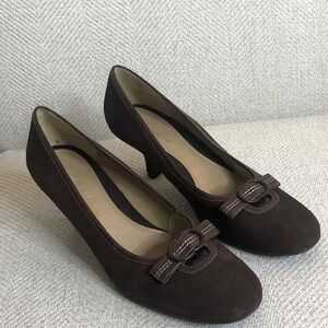 Naturalizer brown suede round toe buckle detail 3" heel women's 8N (NWOT)